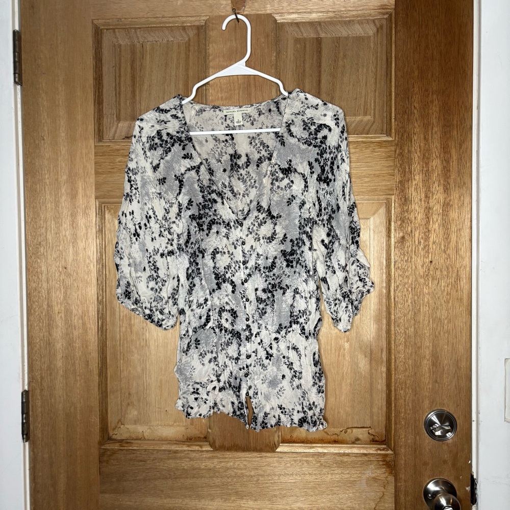 Banana Republic women’s floral Black and White Blouse silk size S